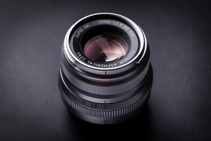 Produktbild Fujifilm Fujinon XF 35mm f/2 R WR (Fujinon XF, APS-C / DX)