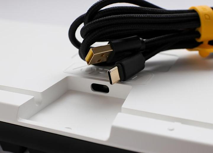 Produktbild Ducky One 3 Classic Black/White TKL Gaming Tastatur, RGB LED - MX-Silent-Red (DE, Kabelgebunden)