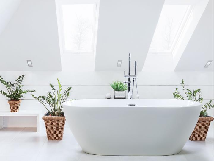 Actual product image Beliani Bath tub free-standing oval white 160 x 75 cm NEVIS (203 l, 160 cm, 75 cm)