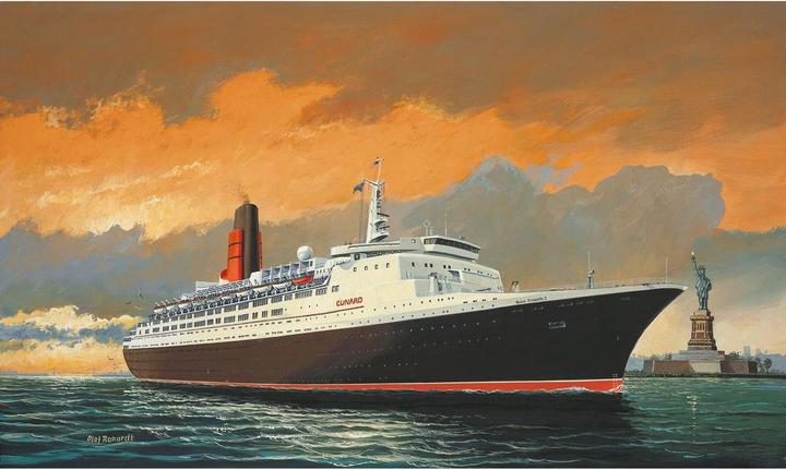Actual product image Revell Model Set Queen Elizabeth II