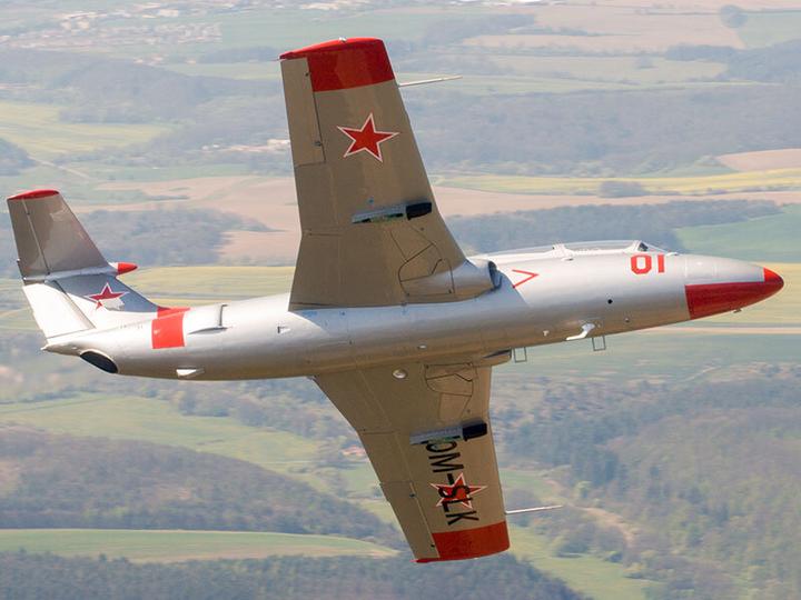 Actual product image Smartbox In the skies above Slovakia: a 30-minute, adrenaline-fuelled flight in an L-29 Dolphin fighter jet (1 Person)