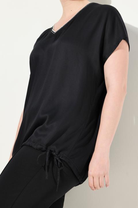 Image du produit Ulla Popken Blouse avec satin sur le devant. Décolleté en V et manches courtes. Cordon de serrage à la base. (46, 48)
