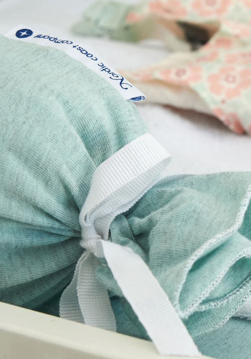 Produktbild nordic coast company Bettschlange Bettrolle Mint