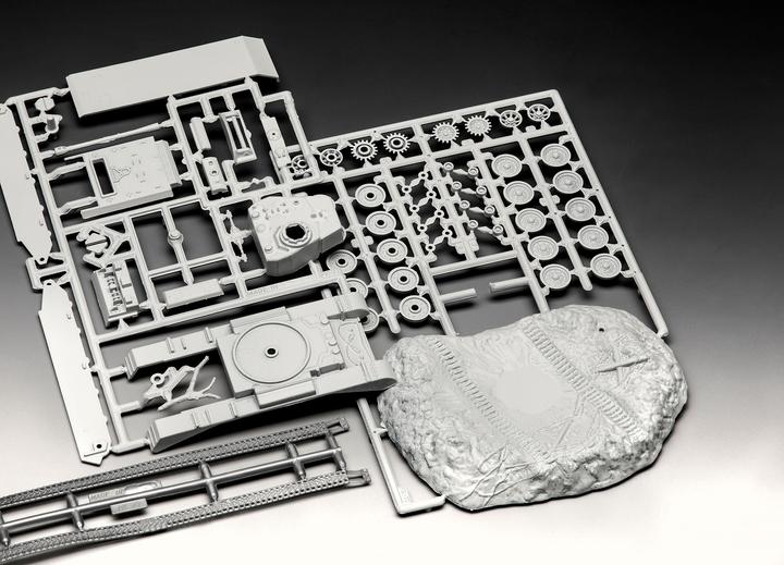 Actual product image Revell M24 Chaffee