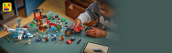 Actual product image LEGO Showdown am Baumhaus mit dem Ninja-Bike