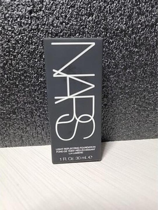 Immagine prodotto NARS Cosmetics Fondazione che riflette la luce (Mali)