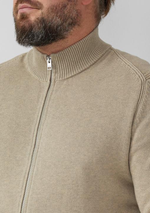 Produktbild s.Oliver Strickjacke Baumwoll-Strickjacke mit Stehkragen und Logo-Patch (5XL, XXL)