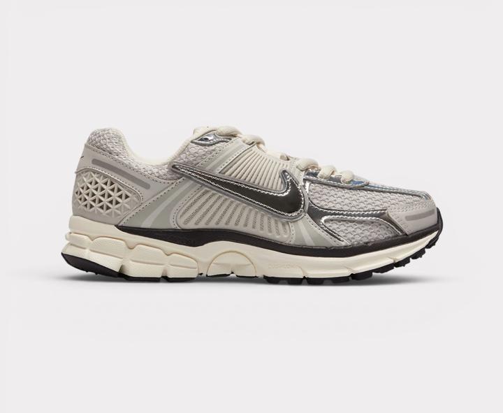 Image du produit Nike Zoom Vomero 5 Photon Dust Metallic Silver (Women's) (40)