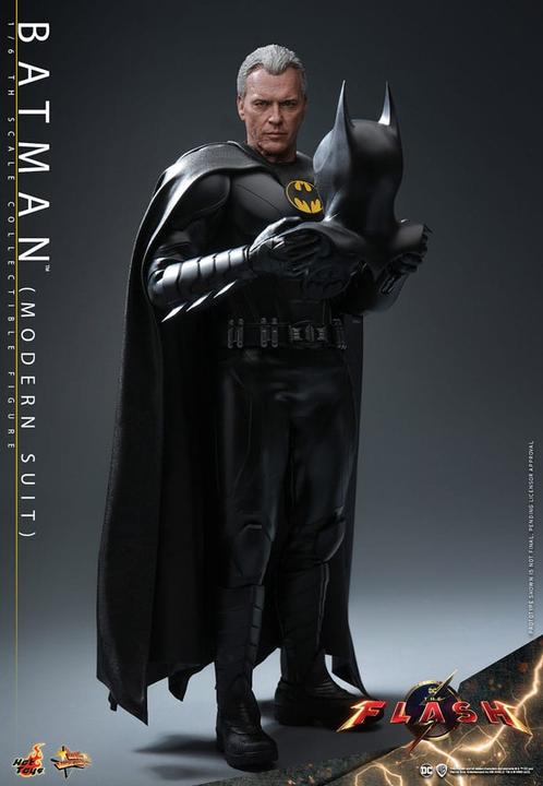 Actual product image Hot Toys The Flash figurine Movie Masterpiece 1/6 Batman (Modern Suit) 30 cm
