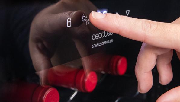 Actual product image Cecotec VINOTECA BOLERO 34030 NEGRA 34 BOTELLAS REGULABLE