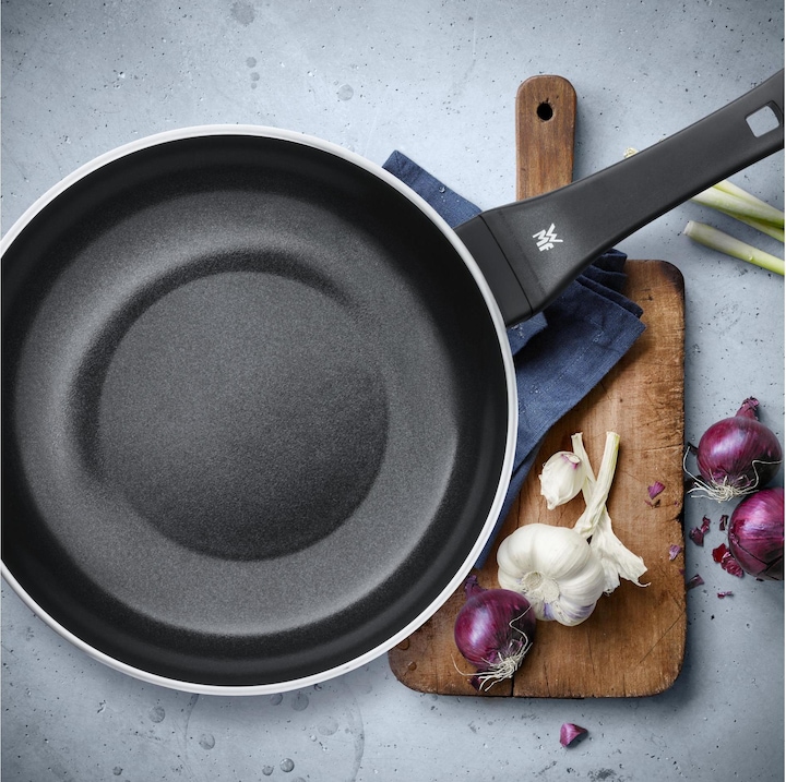 Produktbild WMF Wokpfanne CeraDur PLUS Schwarz (28 cm, Wok Pfanne, Aluminiumguss)