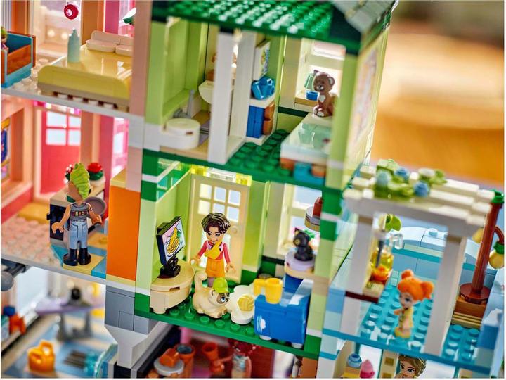 Actual product image LEGO Heartlake City Wohn- und Einkaufsstrasse (42670, LEGO Friends)