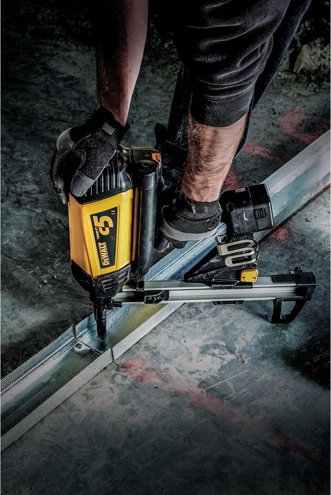 Actual product image DeWalt C5-Trak-It gas nailer, long magazine