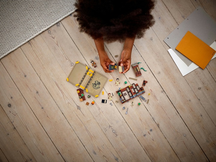 Actual product image LEGO Hogwarts Moment: Herbology Lesson (76384, LEGO Harry Potter)