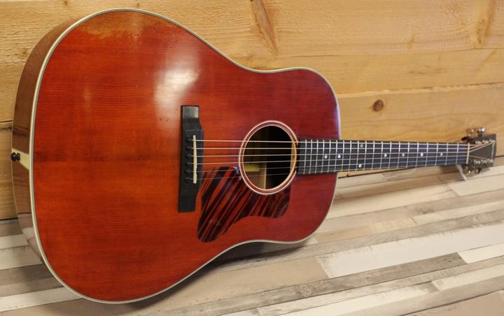 Eastman Guitars Eastman E10SS/v (Chitarra occidentale, Collo: mogano in tre pezzi, Fondo e fasce: mogano massiccio, Piano: abete massiccio Adirondack, Sella e ponte: osso, Tastiera: ebano)