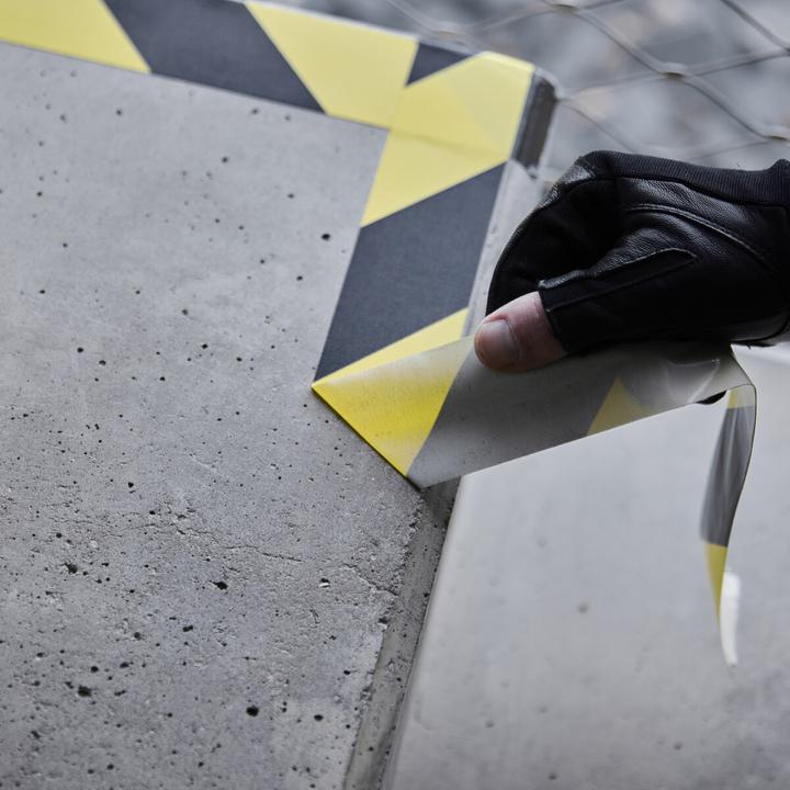 Image du produit Defender EXA-TAPE® BY 50 ERGO-CORE - Ruban adhésif tissé premium avec ERGO-Core | noir/jaune | brillant | 50 (50 mm)