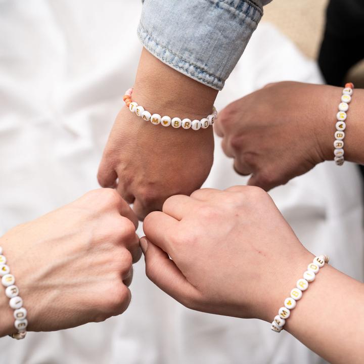 Actual product image Papierdrachen 4 Perlenarmbänder Brautjunfer – TEAM <3 BRIDE (Plastic, Fabric, Rubber)