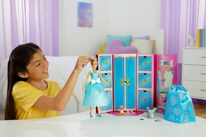 Image du produit Hasbro ROYAL FASHION REVEAL™ Cinderella Doll