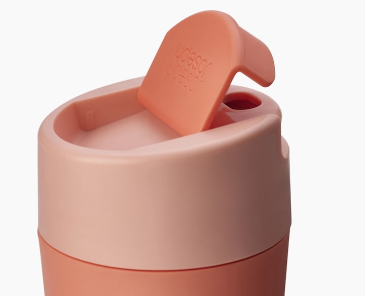 Produktbild Joseph Joseph Sipp Reisebecher mit Klappdeckel 454 ml 16 fl. oz Koralle (0.45 l)