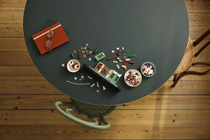 Actual product image LEGO French Café (10362, LEGO Icons)
