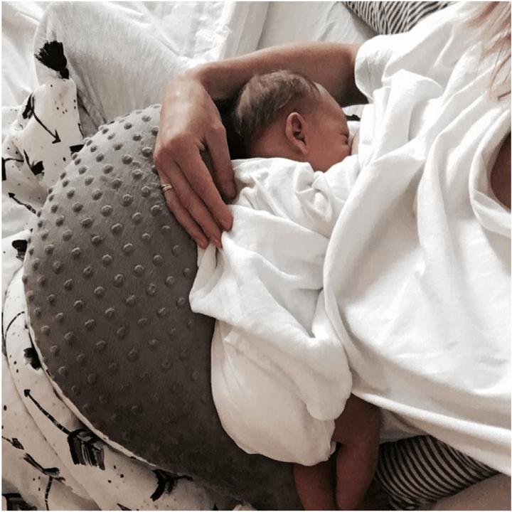 Produktbild La Millou Nursing pillow Chic chick Velvet touch - Smoke Rose (50 cm)