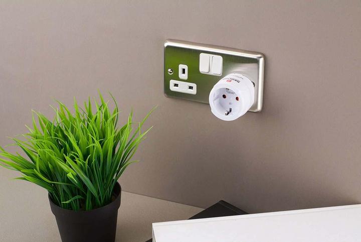 Actual product image Skross Reisesteckeradapter