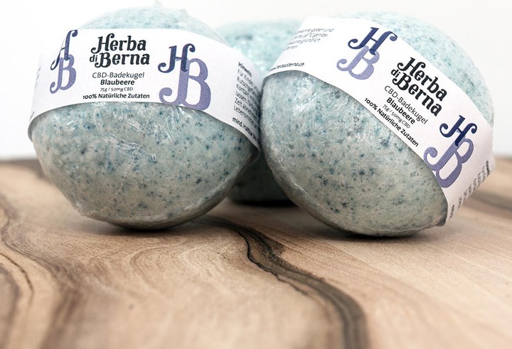 Produktbild Herba di Berna CBD Badekugel Blaubeere (Badekugeln)