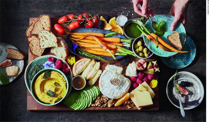 Actual product image Ein normales Kochbuch aber was ist schon normal (German, Zora clip, 2023)