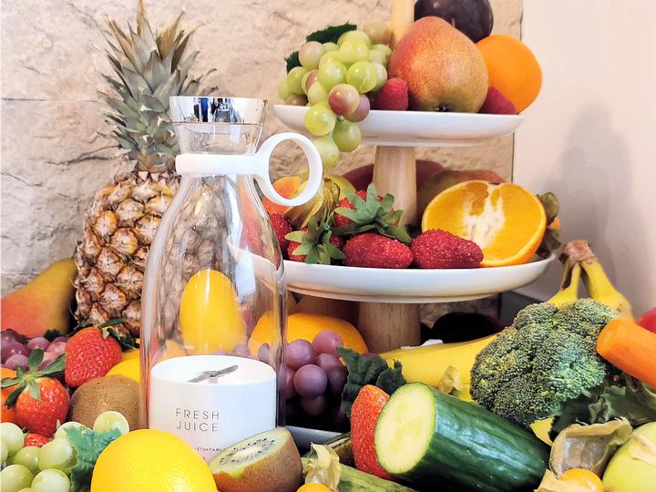 Produktbild Vitaliano Mixer Smoothie Maker to go, 350 ml, deutsche Anleitung, kabellos tragbar in Flaschenform & USB Lade (50 W)