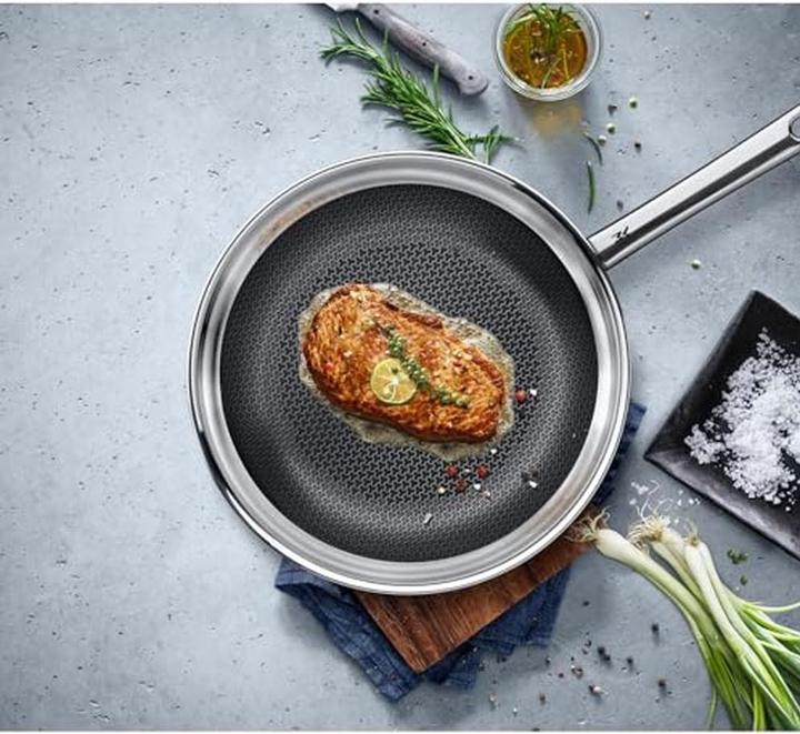 Actual product image WMF Professional Resist (28 cm, Frying pan, Aluminium, Stainless steel)