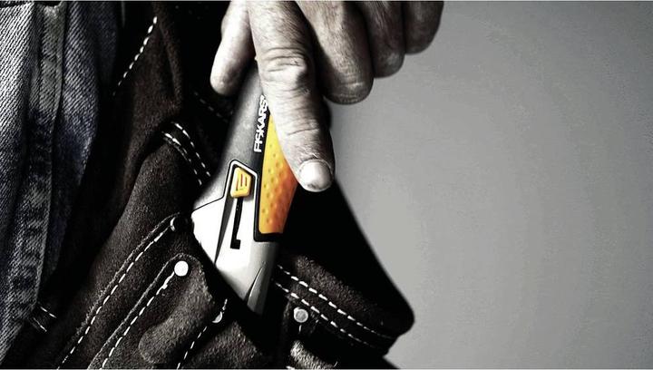 Actual product image Fiskars Utility knife with fixed blade, length 18.2 cm, Stainless steel/plastic, Black (Cutters)