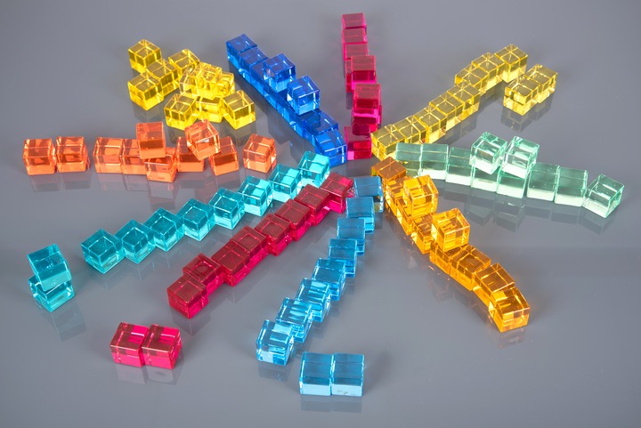 Produktbild TickiT Set mit 100 farbigen und Transparente Acryl-Würfel und einem Spiegelkasten aus Holz