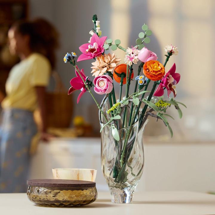 Productafbeelding LEGO Schöner Rosafarbener Blumenstrauss (10342, LEGO Icons, LEGO Botanisch)