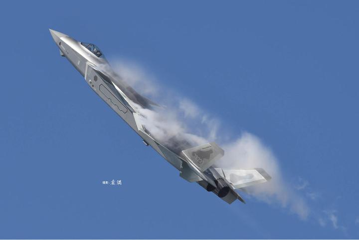 Actual product image Trumpeter Chinese J-20 Mighty Dragon