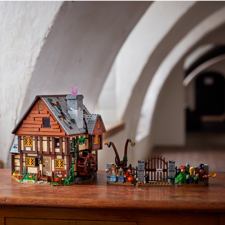Productafbeelding LEGO Disney Hocus Pocus: De Sanderson Sisters' Cottage 21341 (21341, LEGO Ideeën, LEGO Zeldzame Sets)