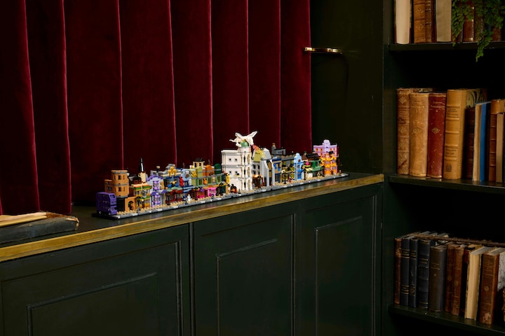 Actual product image LEGO Die Zauberläden der Winkelgasse (76444, LEGO Harry Potter)