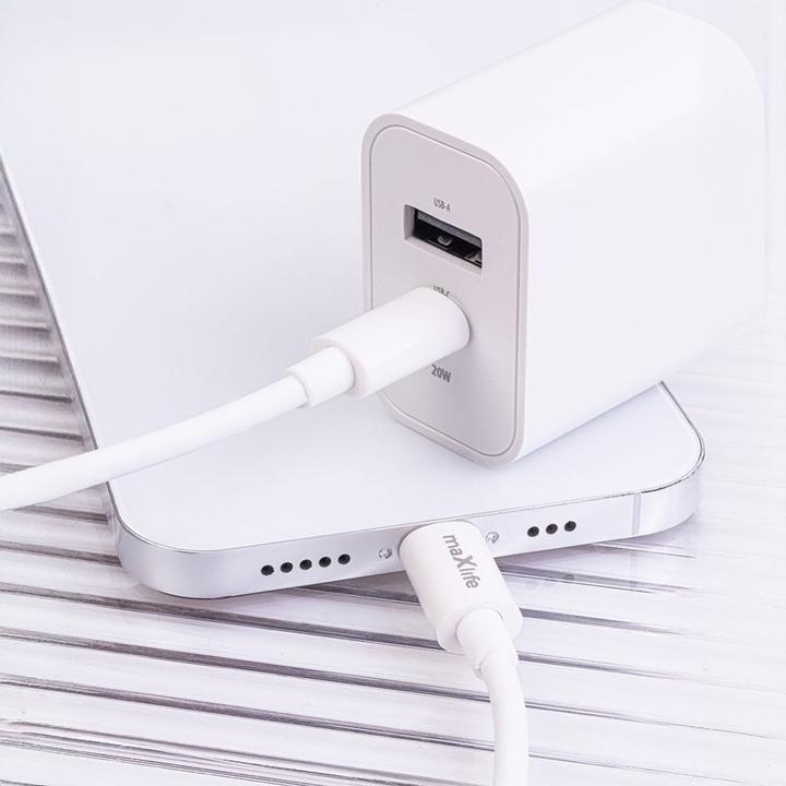 Actual product image Maxlife MXTC-06 PD QC charger 1x USB-C 1x USB 20W white + USB-C - Lightning cable 20W (20 W, 2 ports)