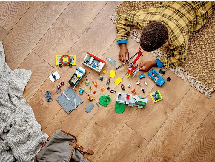 Actual product image LEGO 60371 Rescue Vehicle Headquarters (60371, LEGO City)