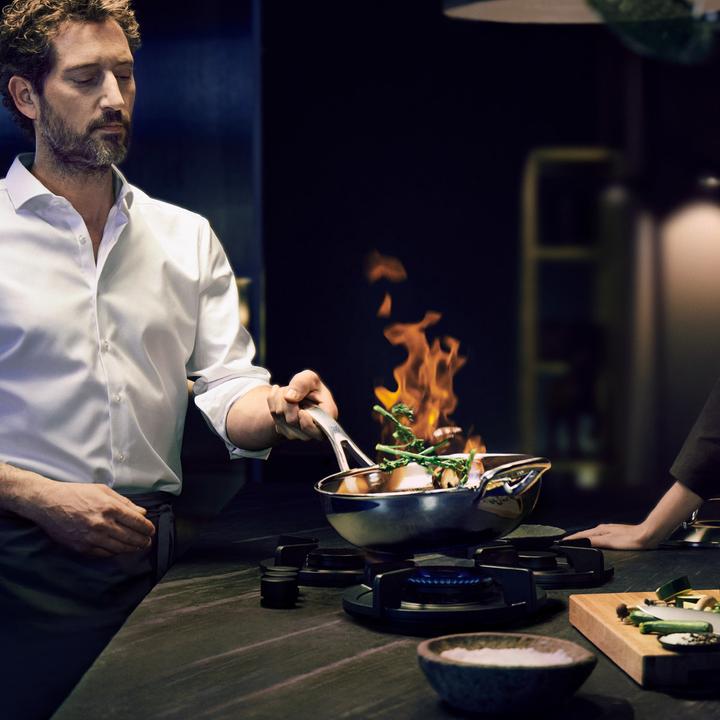 Image du produit WMF Wokpfanne Edelstahlpfanne 28cm Wabenboden Profi Resist Induktion beschichtet (28 cm, Poêle à frire, Acier inoxydable)