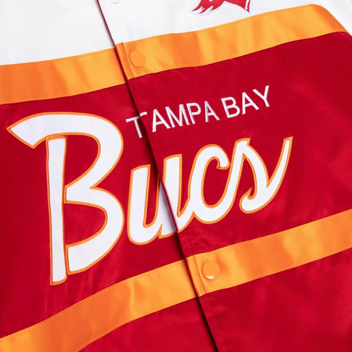 Produktbild Mitchell & Ness Heavyweight Satin Jacke - SCRIPT Tampa Bay Buccaneers - XL (XL)