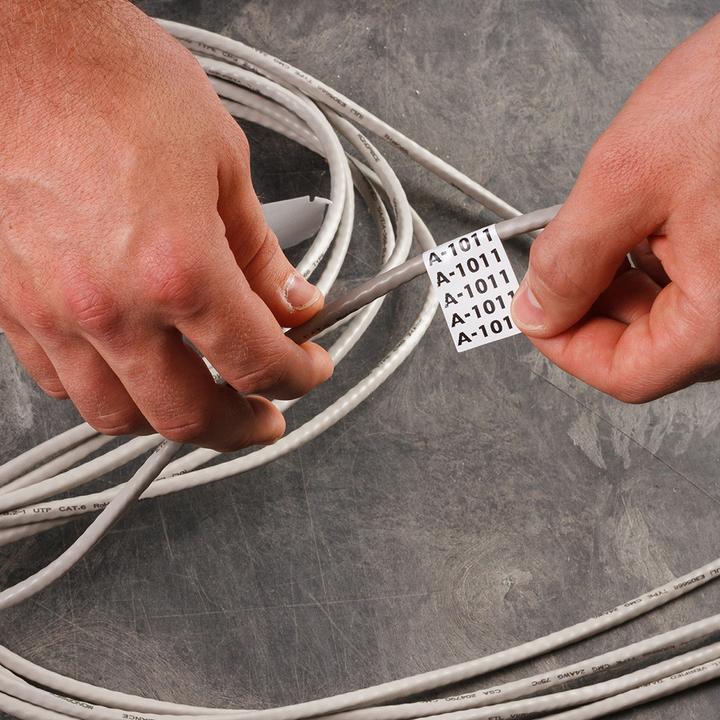 Actual product image Brady M4-49-498, removable vinyl fabric, black on white, 25.40 x 25.40 mm, max. cable throughput (2.54 cm)