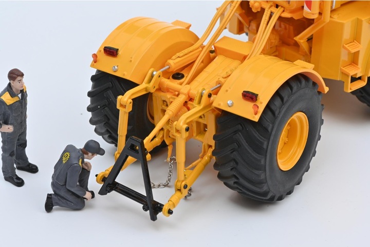 Produktbild Schuco Kirovets K700 m.Figuren 1:32