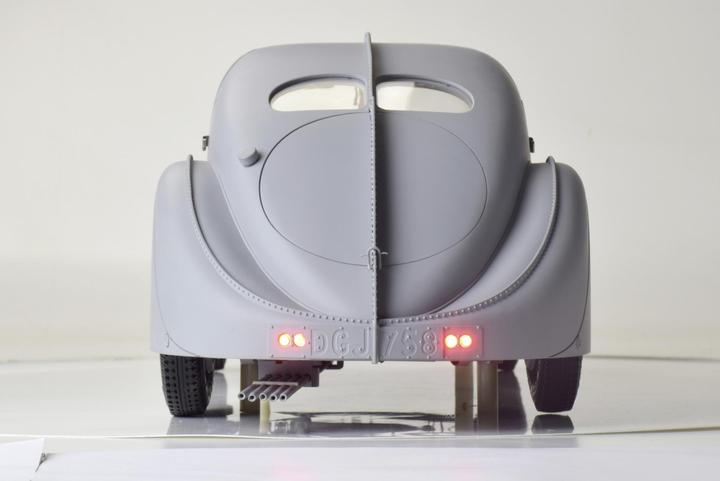 Actual product image 1:8 IXO Bugatti 57 SC