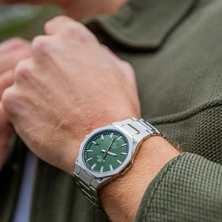 Actual product image Casio EFR-S108DE-3AVUEF (Analogue wristwatch, 39.90 mm)