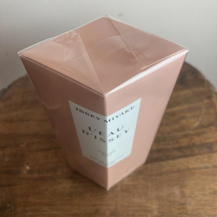 Actual product image Issey Miyake Eau & Pivoine Eau de Toilette Intense (Eau de toilette, 50 ml)