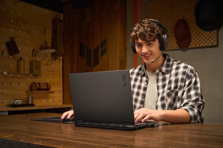 Immagine prodotto ASUS TUF Gaming A16 (16", 1000 GB, 16 GB, Ing. Int., AMD Ryzen 9 8940HX)