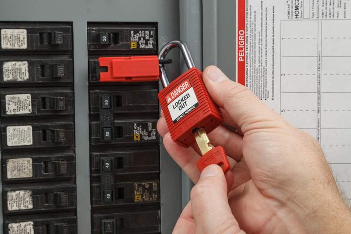 Actual product image Brady Safekey nylon safety lock with steel shackle, orange, 38 mm shackle height, 6.4 mm shackle diam