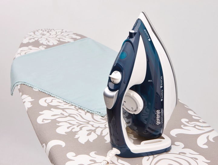 Actual product image Gorenje Steam Iron SIH2600BLC Steam Iron, 2600 W, Water tank capacity 350 ml, Continuous steam 30 g/min, Blu (2600 W, 95 g/min)