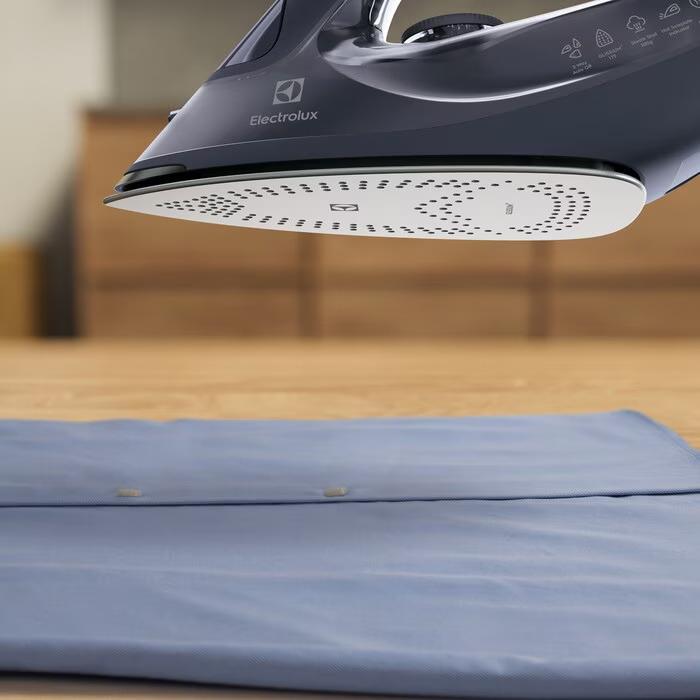 Actual product image Electrolux E6SI1-4MN Dry & Steam iron Glissium soleplate Navy (2500 W, 200 g/min)