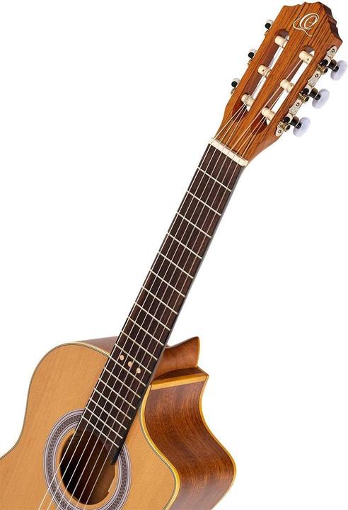 Produktbild Ortega Chitarra Requinto (Konzertgitarre, Boden und Zargen aus Sapele, Griffbrett aus Nussbaum, Hals aus Okoume, Kopfplatten-Furnier aus Nussbaum, Massive Zederndecke, Steg aus Nussbaum)